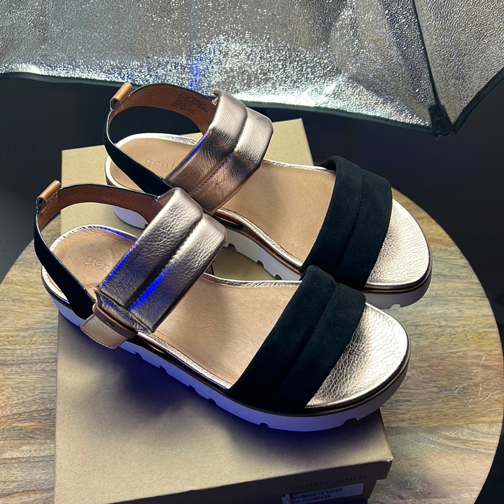 Gentle Souls by Kenneth Cole Lavern Puff suede upper. Size 8